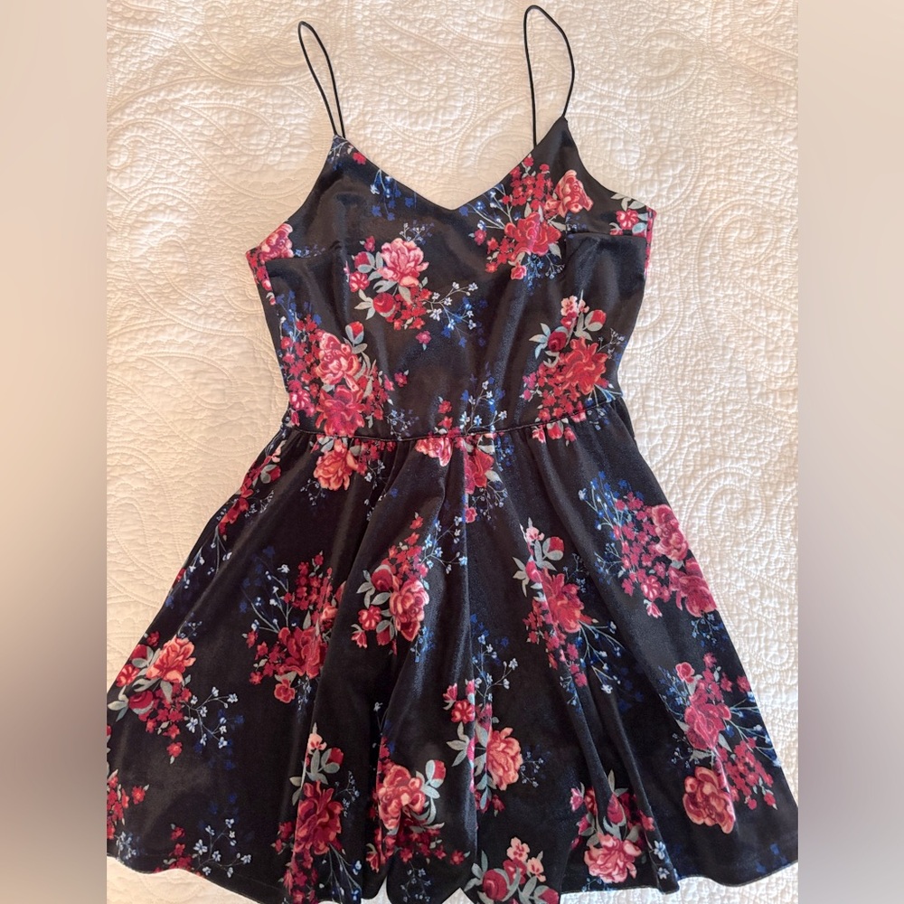 Gorgeous Velvet Floral Black Romper with Spaghetti Straps. H&M sz 6. NWOT.
